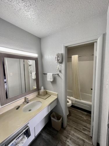 Delux Inn Cleburne Exterior photo
